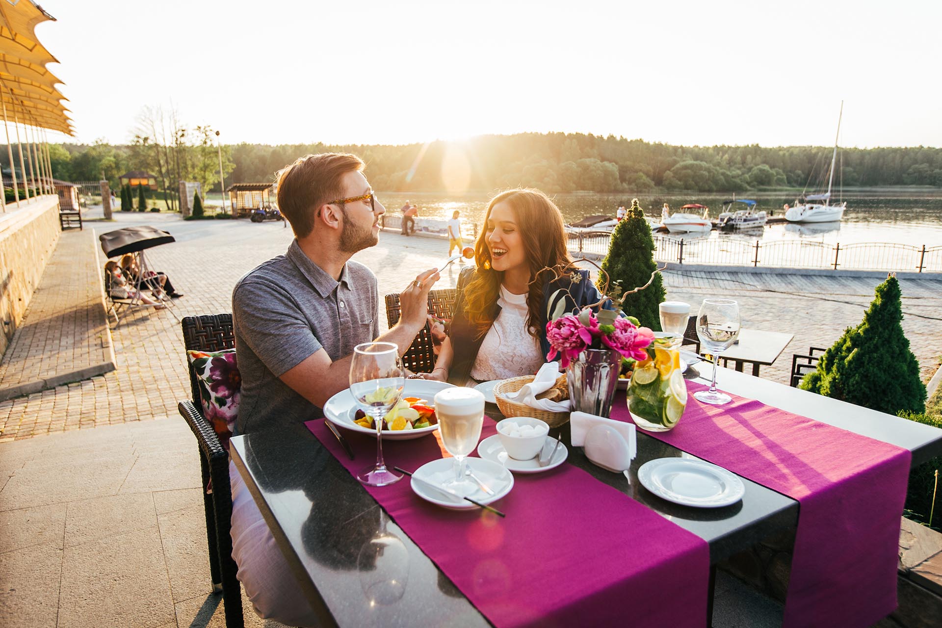 «Тур выходного дня» для двоих в Robinson Club — проживание, завтрак «шведский стол», романтический ужин в ресторане по сет-меню, безлимитный AQUA SPA с 7 до 23, классический массаж для каждого гостя и фруктовая тарелка.